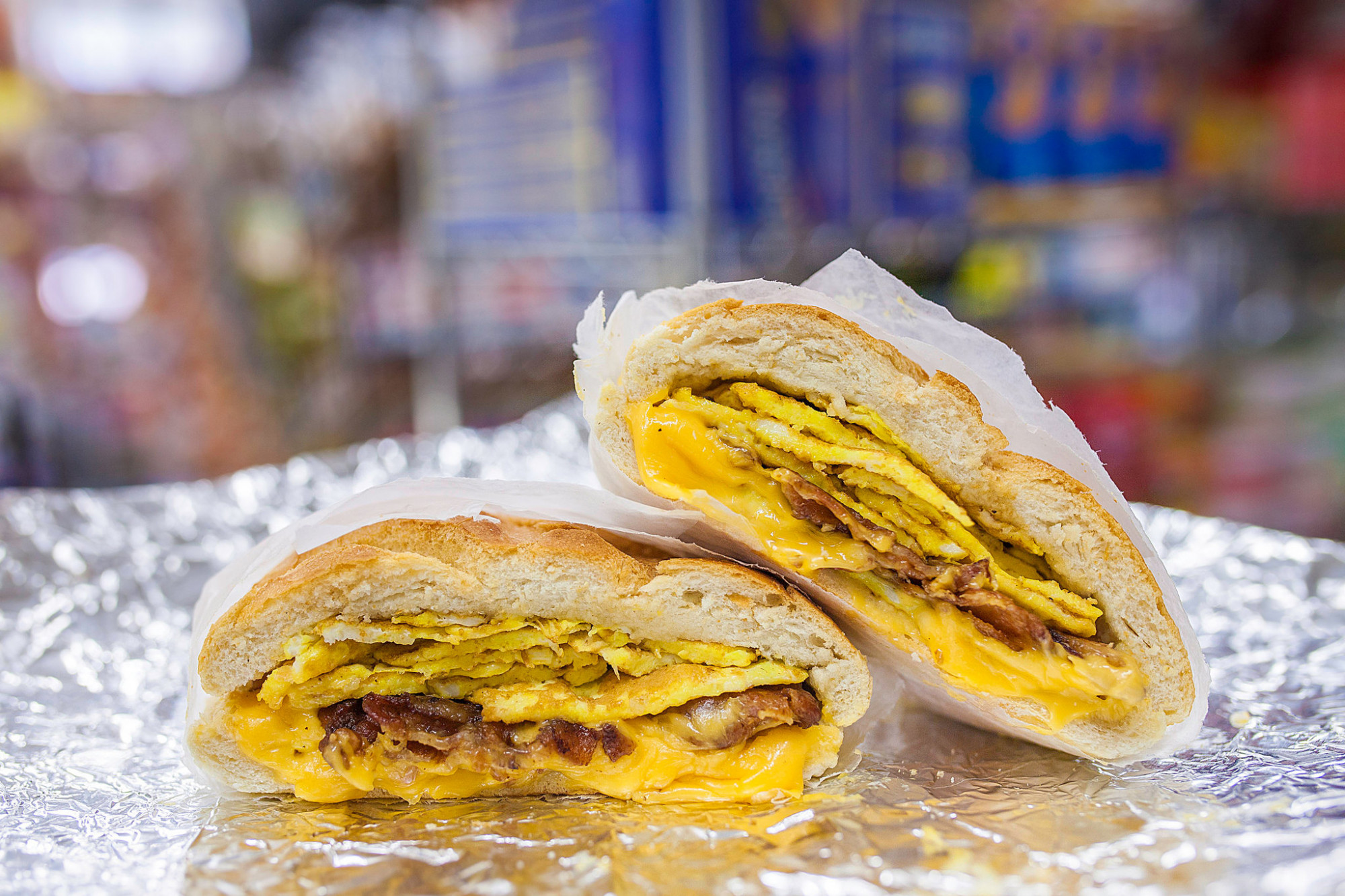 Bánh sandwich thịt xông khói, trứng và phô mai ở Thành phố New York: Không thể đánh bại món bodega nguyên bản. Biến số duy nhất là bạn có muốn phủ sốt cà chua lên nó hay không.