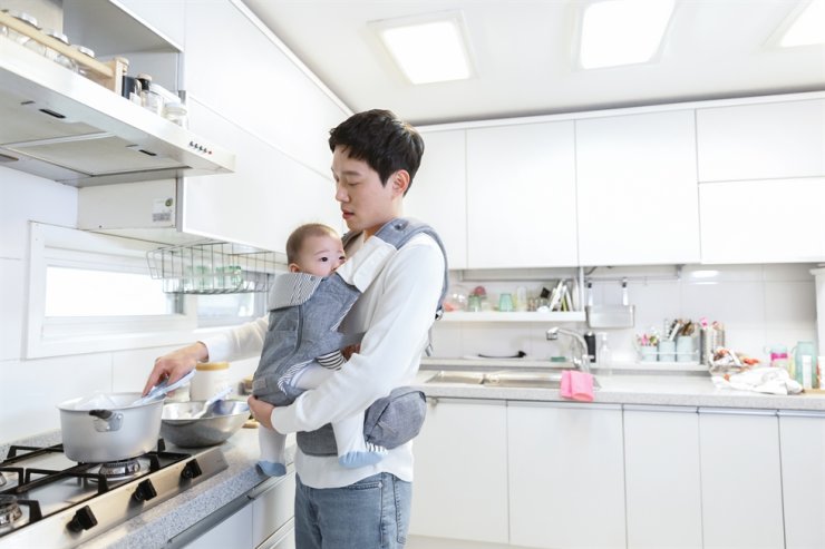 Một ông bố Hàn Quốc ở nhà chăm con trong thời gian nghỉ thai sản.
