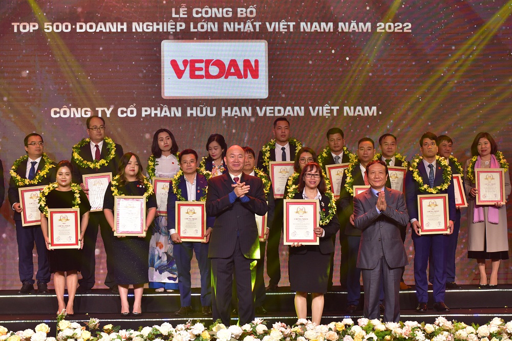 Bà Hà Thị Hòa Bình (Phó giám đốc) - đại diện Công ty Vedan Việt Nam nhận chứng nhận từ ban tổ chức - Ảnh: Vedan Việt Nam
