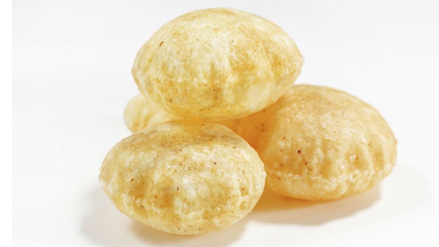 Puri là một loại bánh mì chiên không men của Ấn Độ được làm bằng nước, bột mì mịn hơn hoặc thô hơn và đôi khi là hạt thì là. Bột được cán thành những hình tròn phẳng và chiên với nhiều dầu thực vật hoặc ghee. Trong quá trình chiên, bột hấp thụ dầu và puri có được hình dạng phồng đặc trưng, ​​kết cấu giòn và màu vàng hấp dẫn.  Đôi khi, puri chưa nấu chín được chọc thủng để tạo ra một loại bánh mì phẳng. Nó được tiêu thụ trên khắp tiểu lục địa Ấn Độ, nhưng nguồn gốc của nó có lẽ là ở các vùng phía bắc, nơi bột mì thường được sử dụng nhiều hơn. Phổ biến nhất, puri được dùng như một món ăn phụ, bên cạnh các món cà ri kem và cay hoặc nhiều món rau. 