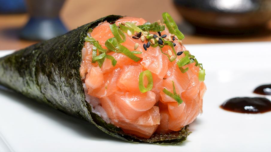 Temaki là một loại sushi cuộn bằng tay đặc trưng bởi hình nón. Món ăn bao gồm cơm, cá sống và rau được gói trong một miếng rong biển nori. Do dễ chế biến, temaki thường được làm tại nhà và hơi khó tìm thấy ở các nhà hàng sushi thông thường ở Nhật Bản.  Theo truyền thống, temaki được chuẩn bị cho các bữa tiệc tại nhà và lễ kỷ niệm lớn của gia đình. Đó cũng là một cách tuyệt vời để giới thiệu món sushi cho người nước ngoài. Temaki hầu như luôn được ăn bằng tay vì đũa không cần thiết đối với loại sushi này. Bạn nên kết hợp temaki với gừng ngâm, wasabi và nước chấm như nước tương và nước sốt ponzu.
