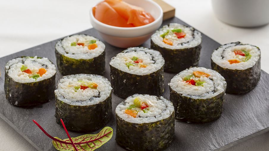 Futomaki là một loại sushi cuộn được đặc trưng bởi kích thước lớn và sự cân bằng nghiêm ngặt của các thành phần được sử dụng. Các cuộn thường chứa đầy các loại rau có màu sắc khác nhau và thường không chứa hải sản. Futomaki phải vừa có hương vị vừa hấp dẫn về mặt hình ảnh, và các nguyên liệu được lựa chọn dựa trên mức độ chúng kết hợp với nhau về mặt hấp dẫn về mặt hình ảnh và hương vị.  Tên món ăn theo tiếng Nhật là cuộn mỡ , những cuộn thường có đường kính từ 4 cm trở lên, gồm ba thành phần: rong biển nori là lớp ngoài cùng, cơm sushi và nhân chọn lọc như dưa chuột, cà rốt, nấm . 