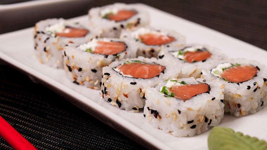 Uramaki, cuộn California , hoặc sushi lộn ngược i là một loại sushi độc đáo có nguồn gốc gây tranh cãi giữa Los Angeles và Vancouver, mặc dù hầu hết mọi người cho rằng nó được phát minh ở California vào những năm 1960 bởi một đầu bếp người Nhật tên là Ichiro Mashita.  Món sushi cuộn này được chế biến với cơm sushi, nori, cua hoặc surimi, bơ và dưa chuột. Nó khác với các loại sushi khác ở chỗ cơm ở bên ngoài, quấn quanh rong biển nori ở phần bên trong và bao quanh nhân. Uramaki thường được cuộn trong hạt mè rang. 