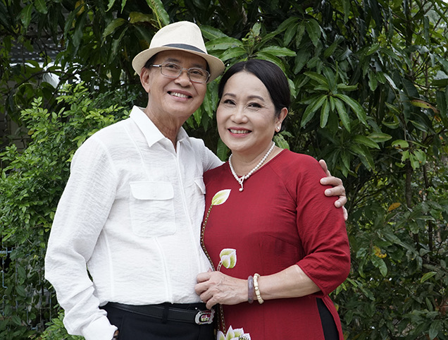 Nghệ sĩ Thanh Điền chụp cùng Thanh Hằng. Ông cho biết bản thân vui vẻ hơn khi được làm nghề ở tầm tuổi này, đặc biệt sau khi vợ - nghệ sĩ Thanh Kim Huệ qua đời.