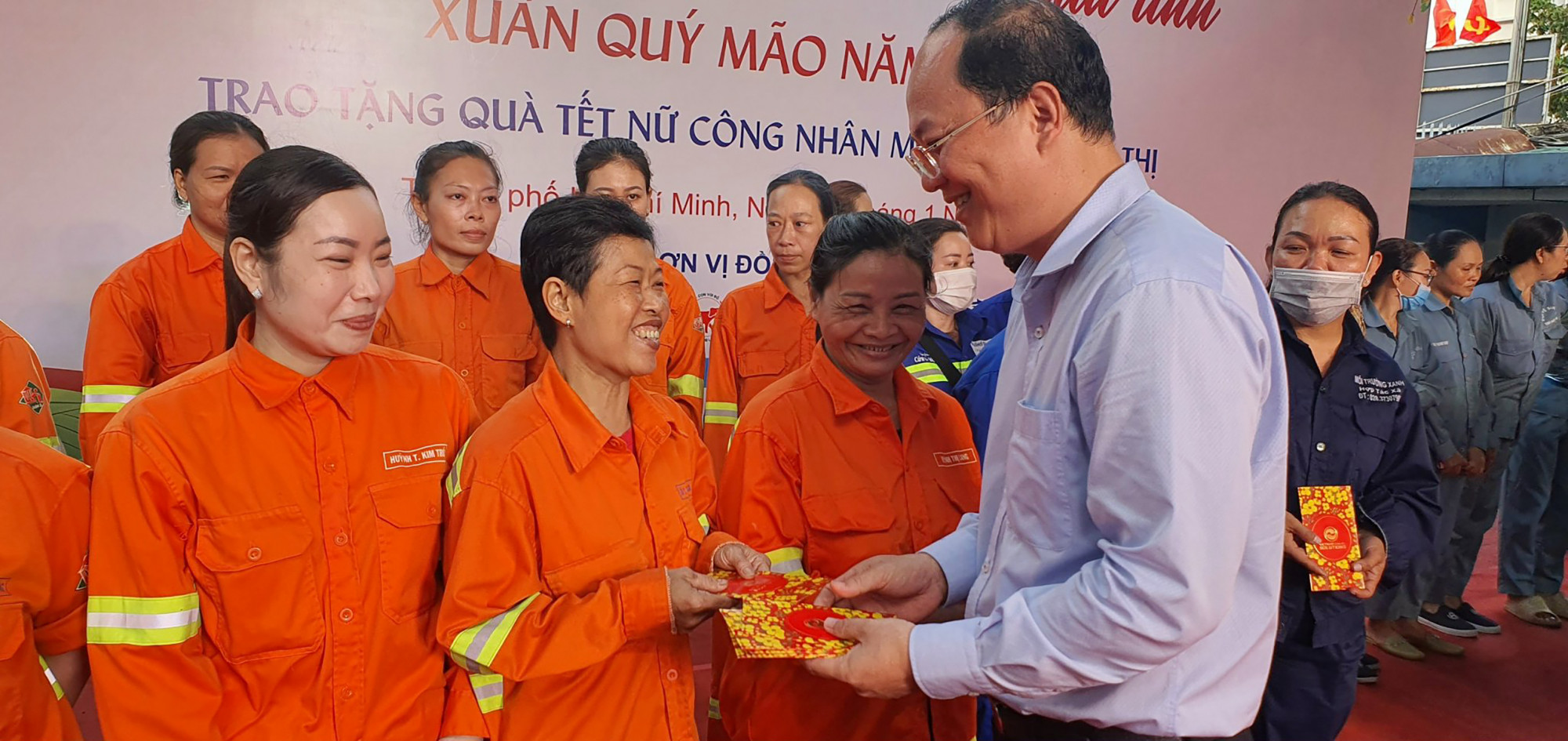 Phó Bí thư Thành ủy TPHCM Nguyễn Hồ Hải tặng quà, lì xì mừng năm mới đến các chị nữ công nhân môi trường đô thị 