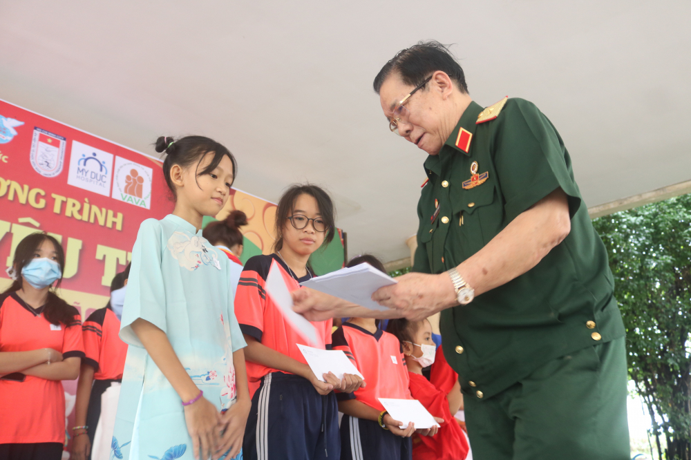 Thiếu tướng Trần Ngọc Thổ - Chủ tịch Hội nạn nhân chất độc da cam - dioxin TP.HCM - 