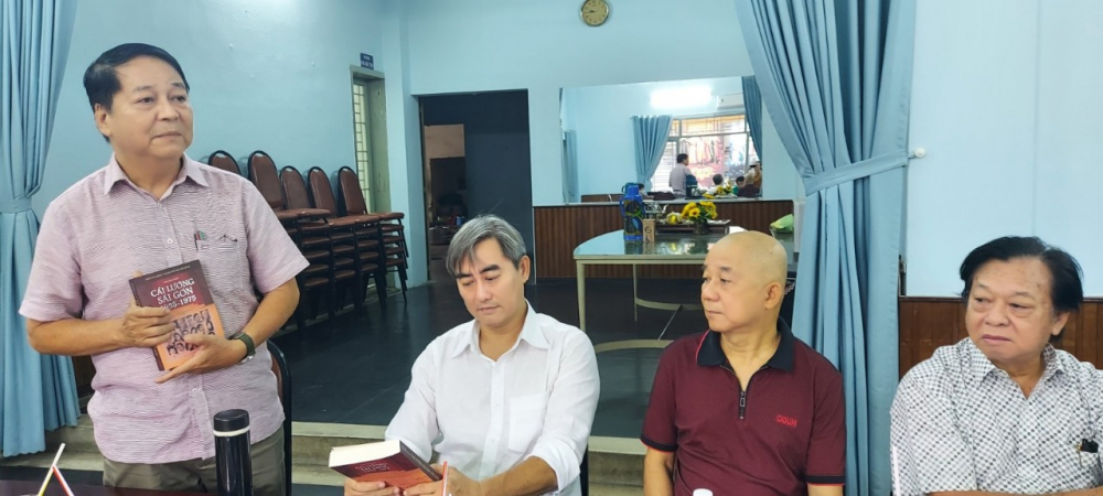 Phó Chủ tịch Hội Sân khấu TPHCM Tôn Thất Cần giới thiệu sơ nét về quá trình làm sách.