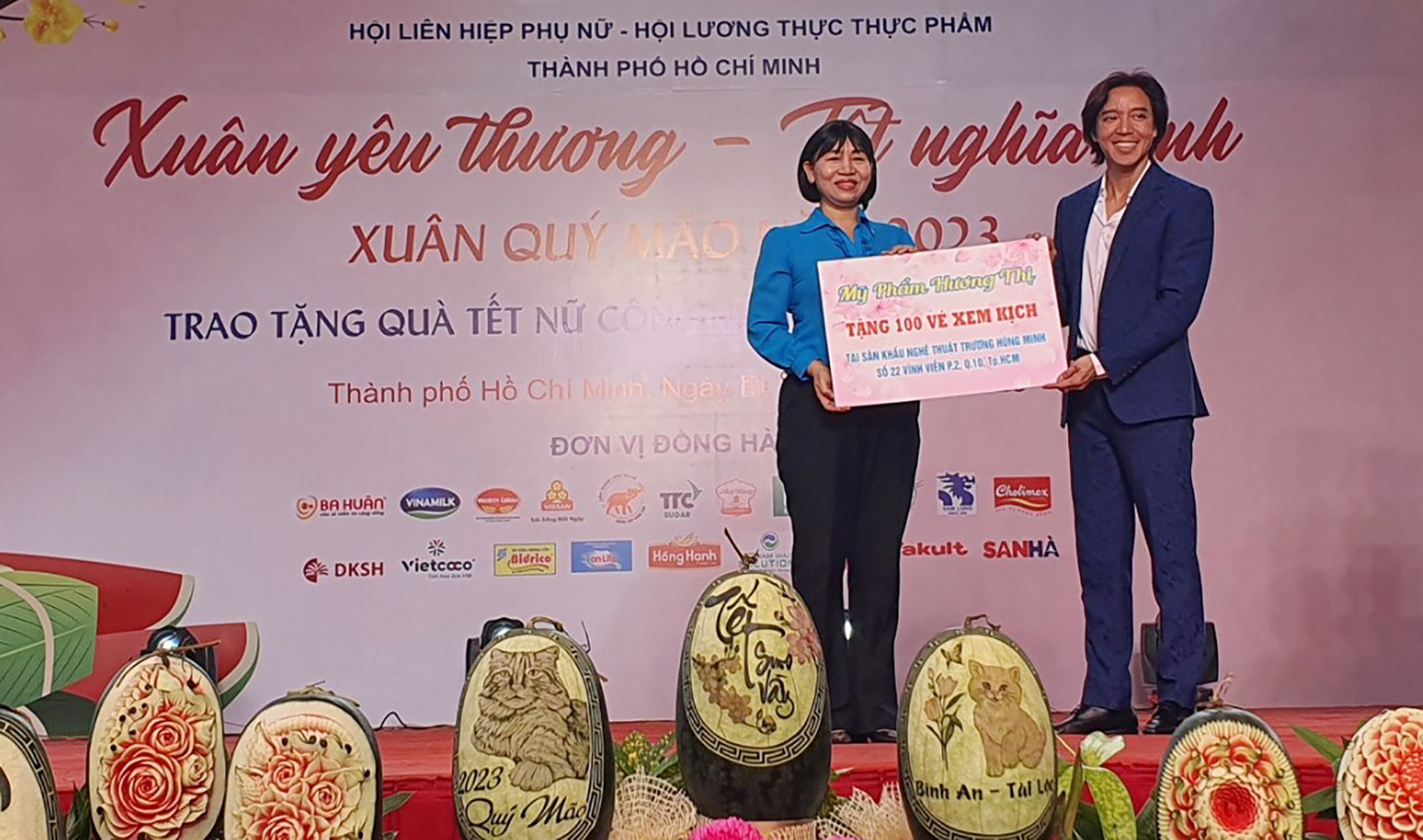 Dịp này, các đơn vị còn tặng đến nữ công nhân vệ sinh môi trường 200 chiếc áo dài, vợ chồng Nghệ sĩ Việt Hương - Hoài Phương tặng 100 vé xem hài kịch tết