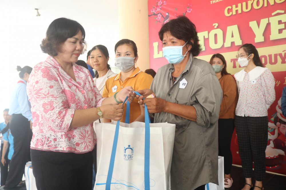 Bà Nguyễn Hạnh Thảo - Chủ tịch Hội LHPN TP.Thủ Đức, TP.HCM - trao những phần quà nghĩa tình cho bà con địa phương. 