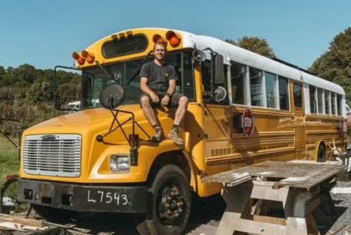 Chiếc xe buýt của trường Hyde Park, được ra đời vào năm 2005 chưa được 72 trẻ em và là nơi sinh của con trai Bodhi của cặp vợ chồng này. Chị Rachel (32 tuổi), đã thiết kế bố cục của chiếc xe buýt trong khi anh chồng - thợ mộc tự do chế tạo và hoàn thành nó. với giấy khai sinh của cậu bé có ghi 'Xe buýt trường học Mỹ' là nơi cậu bé đến.