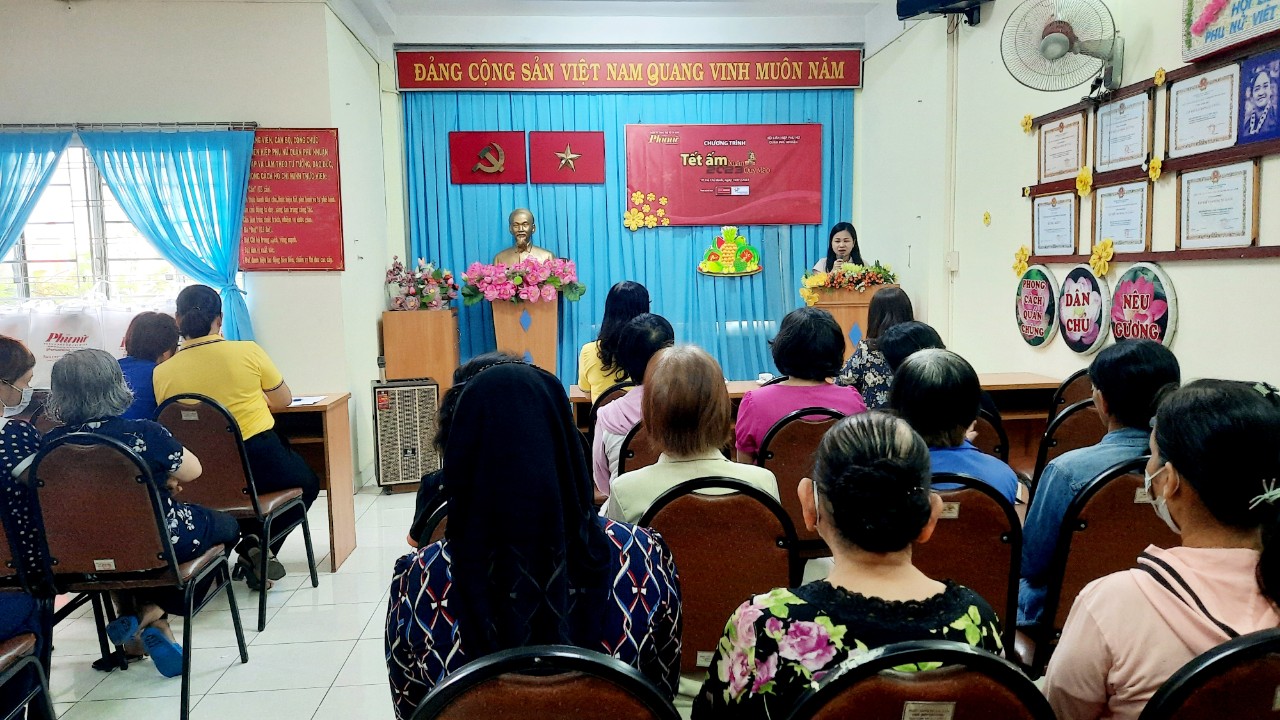 Bà Phạm Thị Vân Anh - Phó tổng biên tập Báo Phụ nữ TPHCM gửi lời chúc Tết đến chị em phụ nữ tại Q.Phú Nhuận