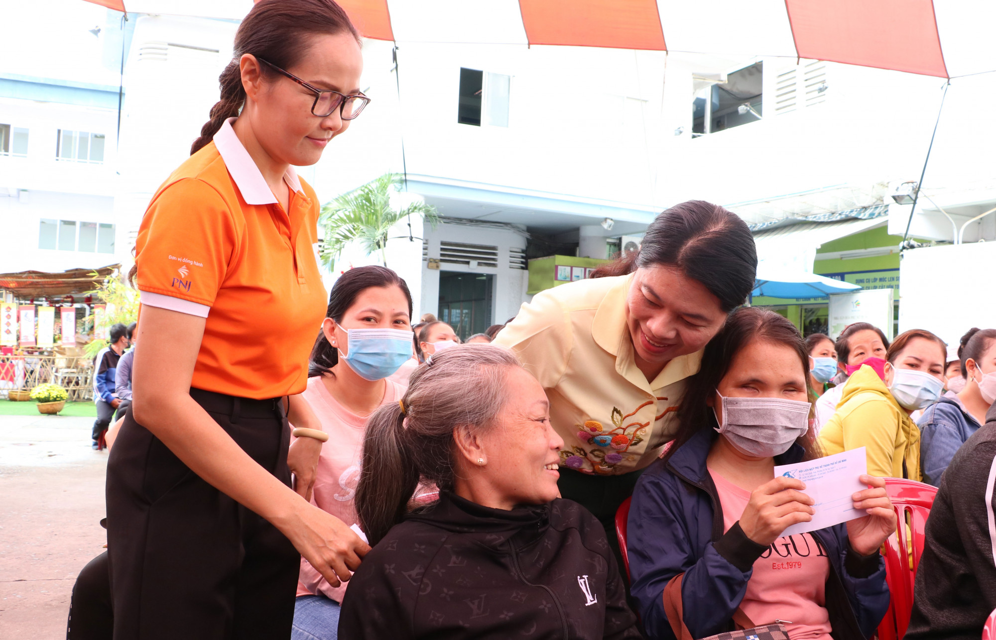 Bà Nguyễn Trần Phượng Trân - Chủ tịch Hội LHPN TP.HCM trao quà và chúc Tết cho những hội viên, phụ nữ khuyết tật