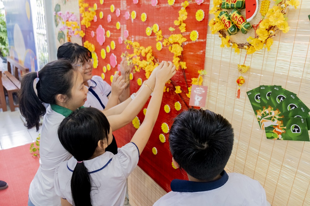 Cùng nhau trang trí tết tại mái ấm - Ảnh: GREENFEED Việt Nam