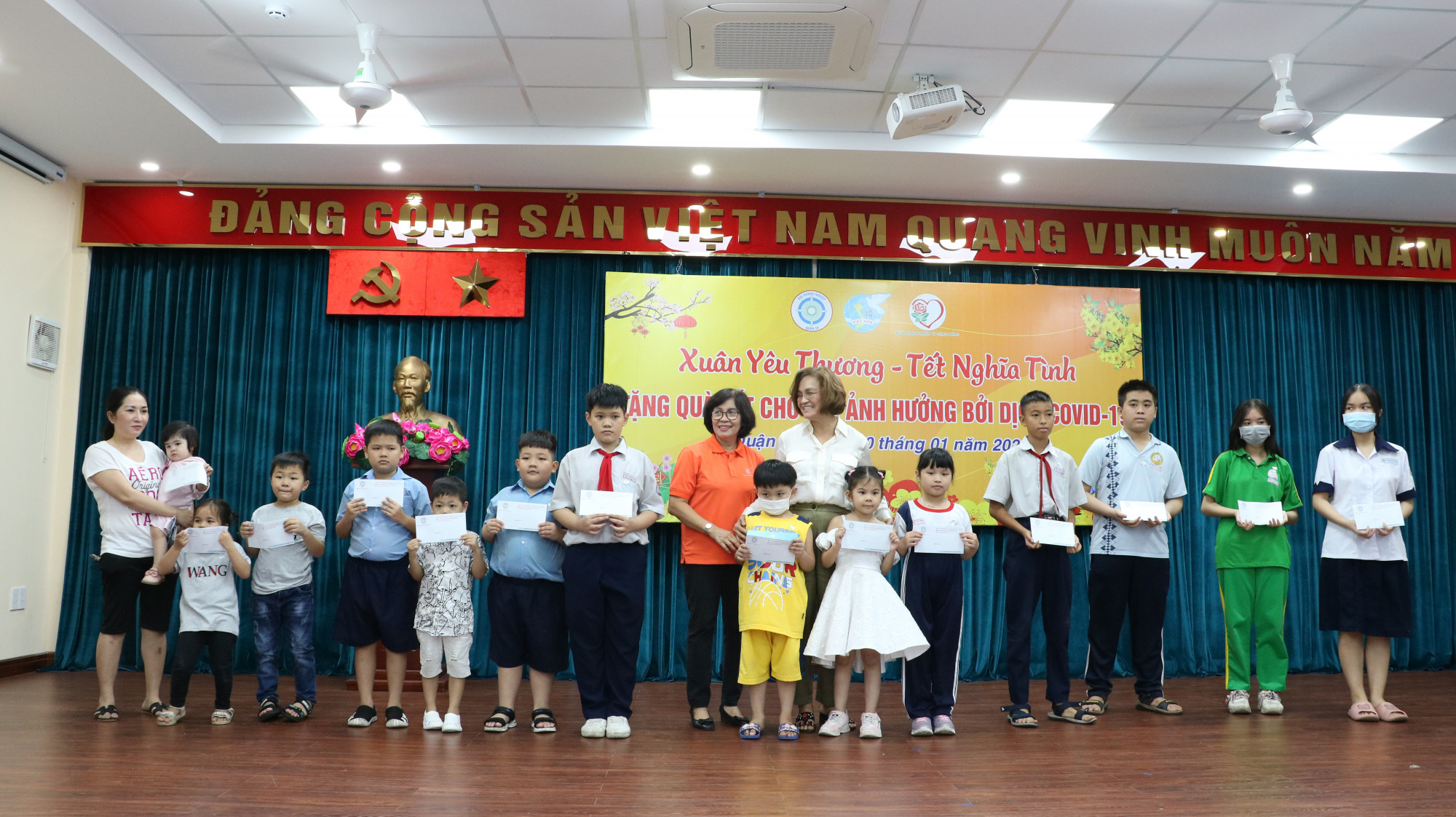 Trong dịp Tết Quý Mão 2023, Hội LHPN Q.10 trao tặng tổng cộng 121 phần quà cho trẻ mồ côi các diện