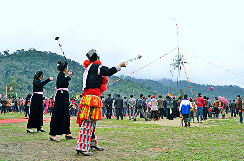 Trò chơi tung còn ở lễ hội Lồng tông - Thái Nguyên - Ảnh: Mạnh Cường