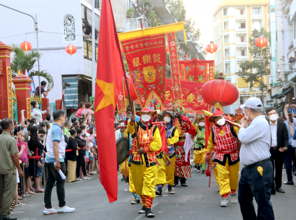Diễu hành trong lễ hội Nguyên tiêu tại đường Lương Nhữ Học (quận 5, TPHCM)