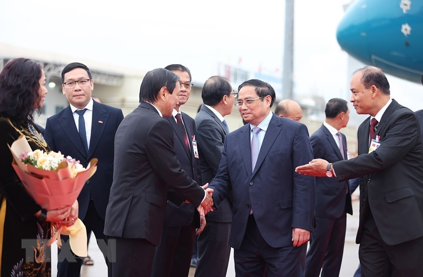 Đại diện Chính phủ Lào đón Thủ tướng Phạm Minh Chính và đoàn đại biểu cấp cao Việt Namtại sân bay quốc tế Wattay