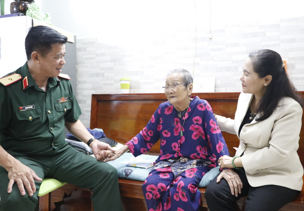 Đoàn đến thăm Mẹ Việt Nam Anh hùng Nguyễn Thị Bình