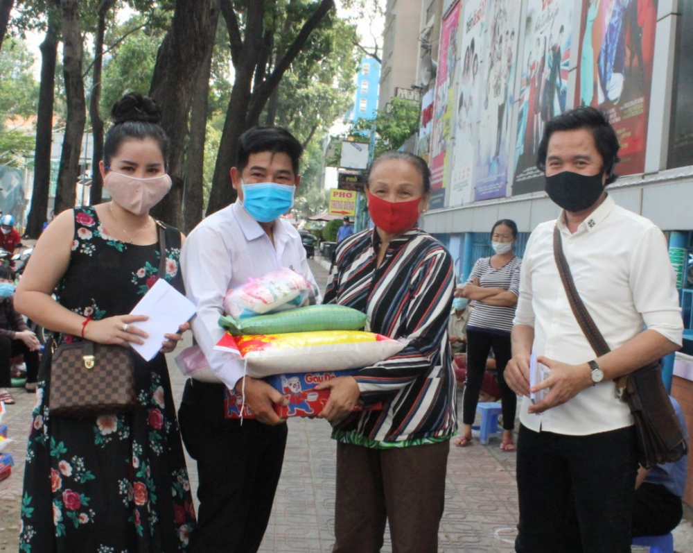 Nhà báo Trần Đại Phú và nhóm nghệ sĩ thiện nguyện thân hữu đã tổ chức nhiều chương trình hỗ trợ văn nghệ sĩ khó khăn