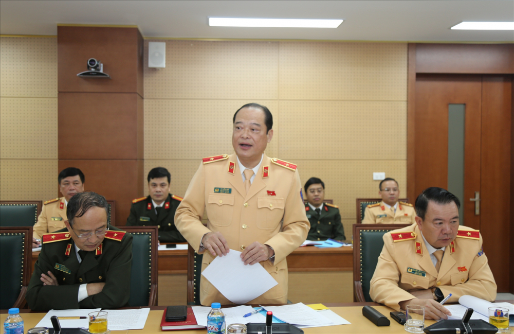 Thiếu tướng Lê Xuân Đức, Phó Cục trưởng Cục CSGT phát biểu tại cuộc họp