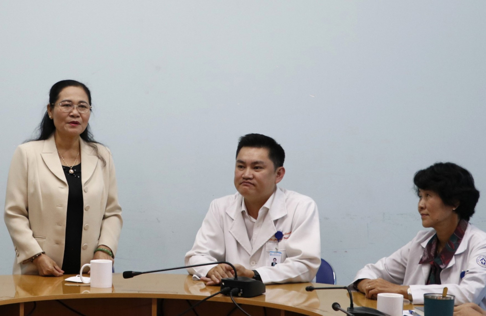Chủ tịch HĐND TPHCM Nguyễn Thị Lệ chúc Tết cán bộ, nhân viên Bệnh viện huyện Củ Chi - Ảnh: Ngô Bình.