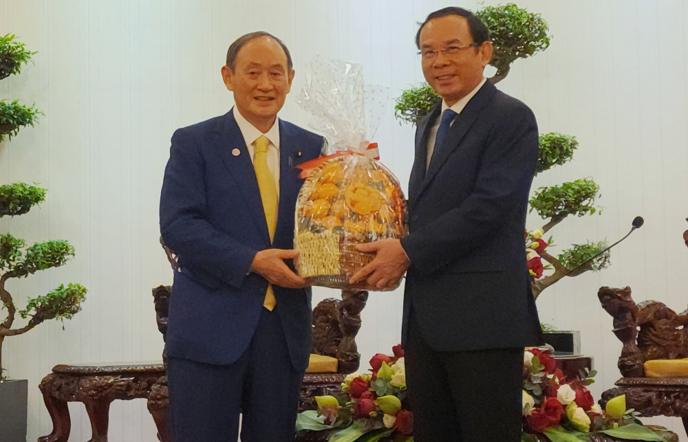 Ông Suga gửi tặng những trái quýt đặc sản của Nhật Bản đến phái đoàn thành phố HCM