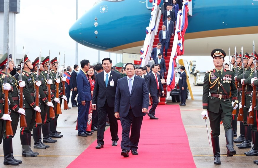 Thủ tướng Phạm Minh Chính tại sân bay quốc tế Wattay của thủ đô Vientiane (Lào)