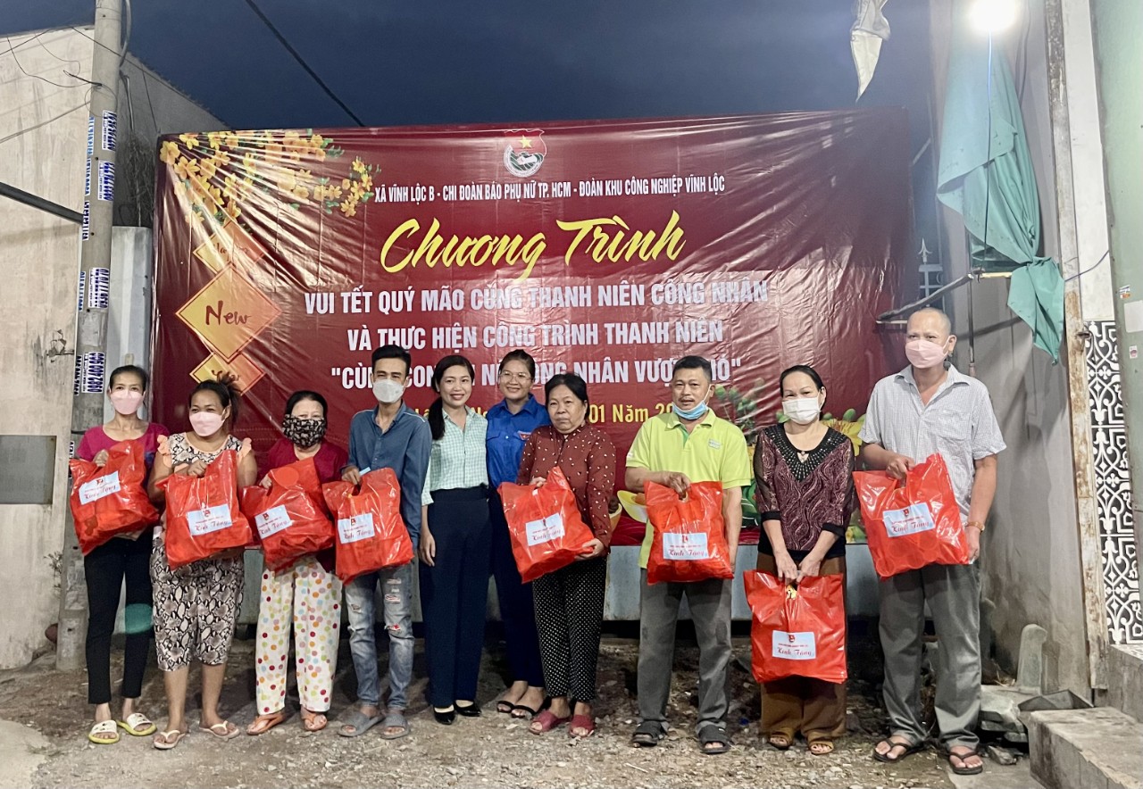 Đoàn thanh niên Khu công nghiệp Vĩnh Lộc trao quà tết cho thanh niên công nhân - ảnh: Thu Hương.