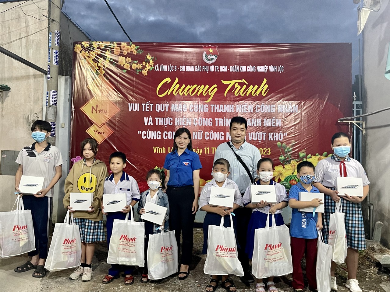 Có 25 học sinh là con em nữ công nhân có hoàn cảnh khó khăn được nhận máy tính bảng và quà của Chi đoàn Báo Phụ nữ TPHCM - ảnh: Thu Hương.