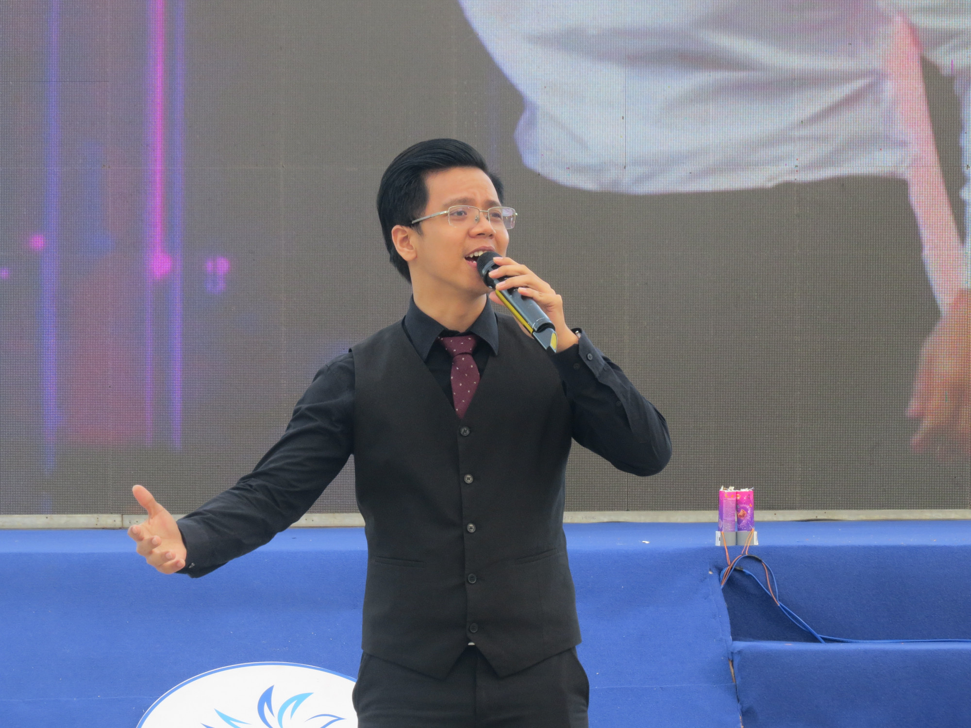 Thầy giáo Nguyễn Thái Dương giao lưu với khán giả về đam mê học tiếng anh và ứng dụng
