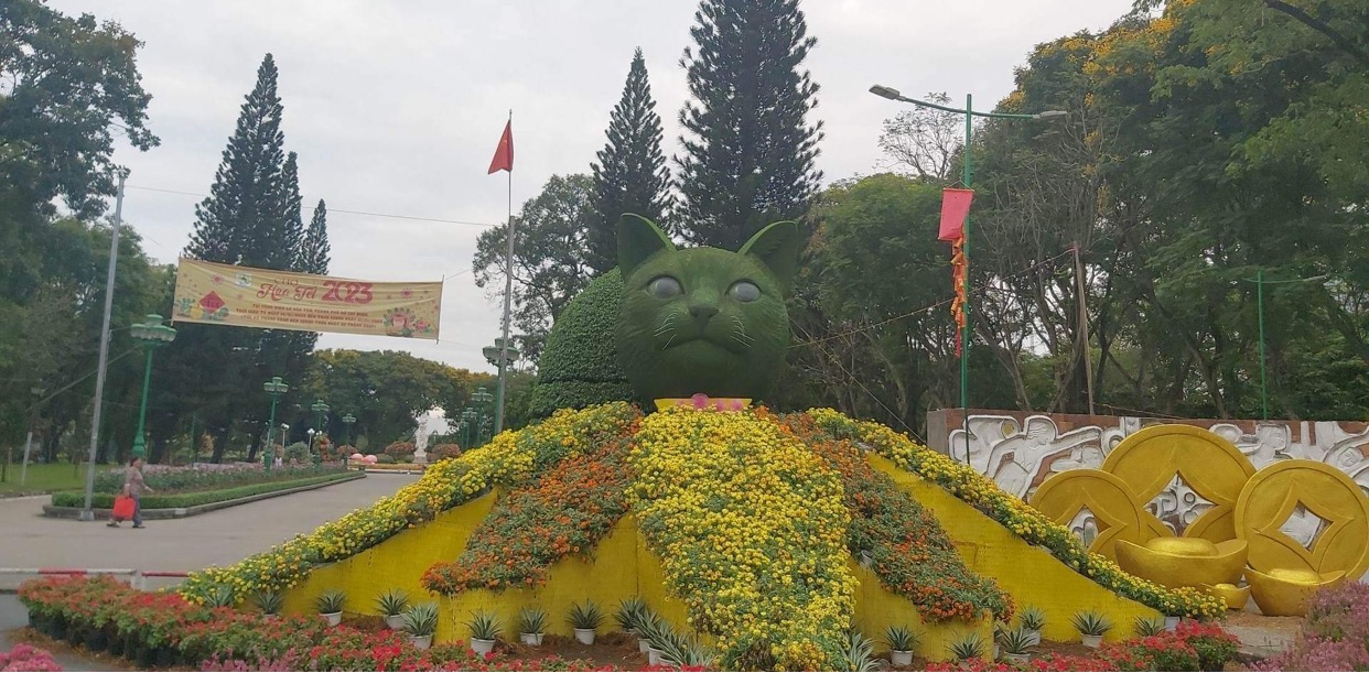 Tương tự, chú mèo ở công viên Lê Văn Tám, TPHCM được nhiều người nhận xét tạo hình khá giống và rất dễ thương