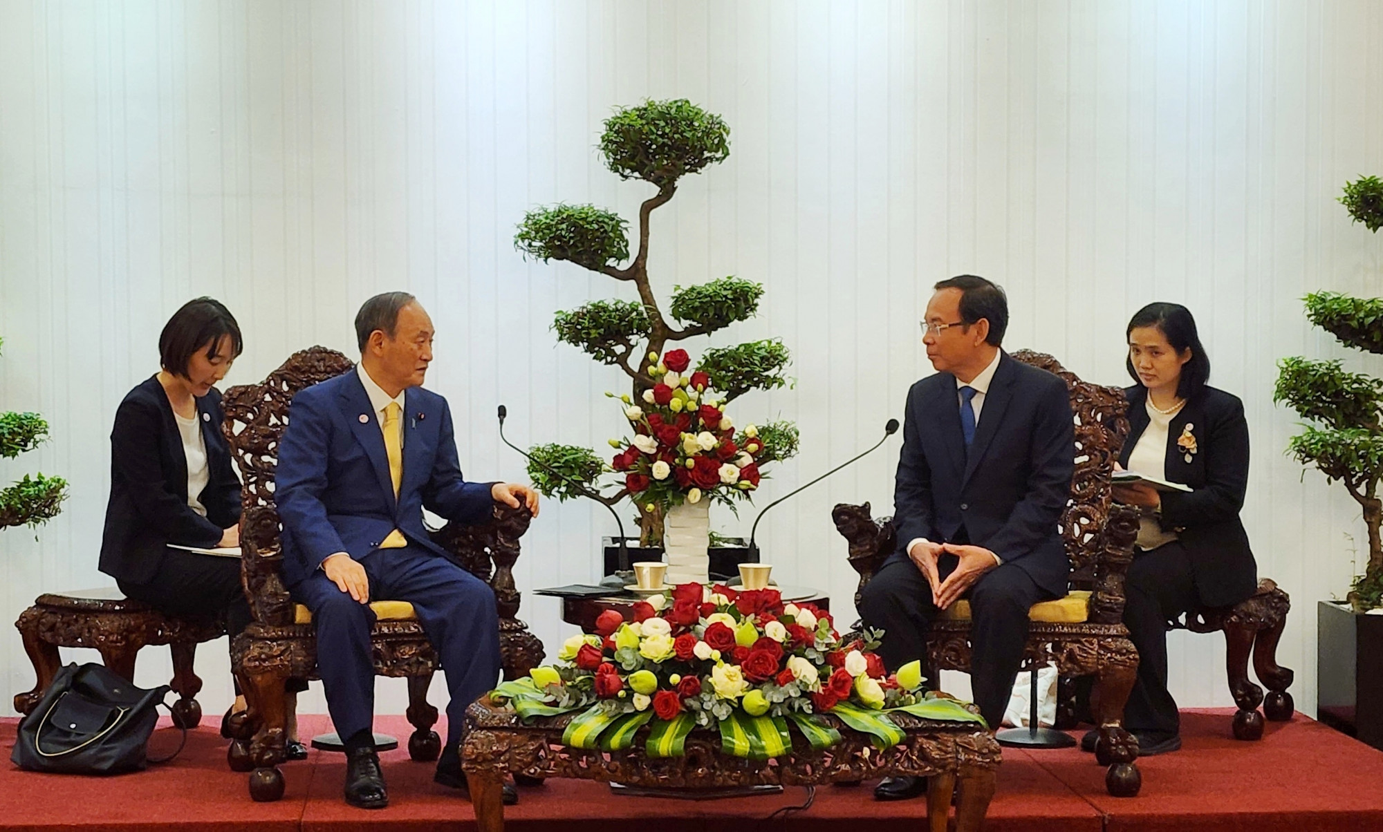 Bí thư Thành ủy TP HCM Nguyễn Văn Nên trò chuyện cùng ông Suga Yoshihide, nguyên Thủ tướng Nhật Bản