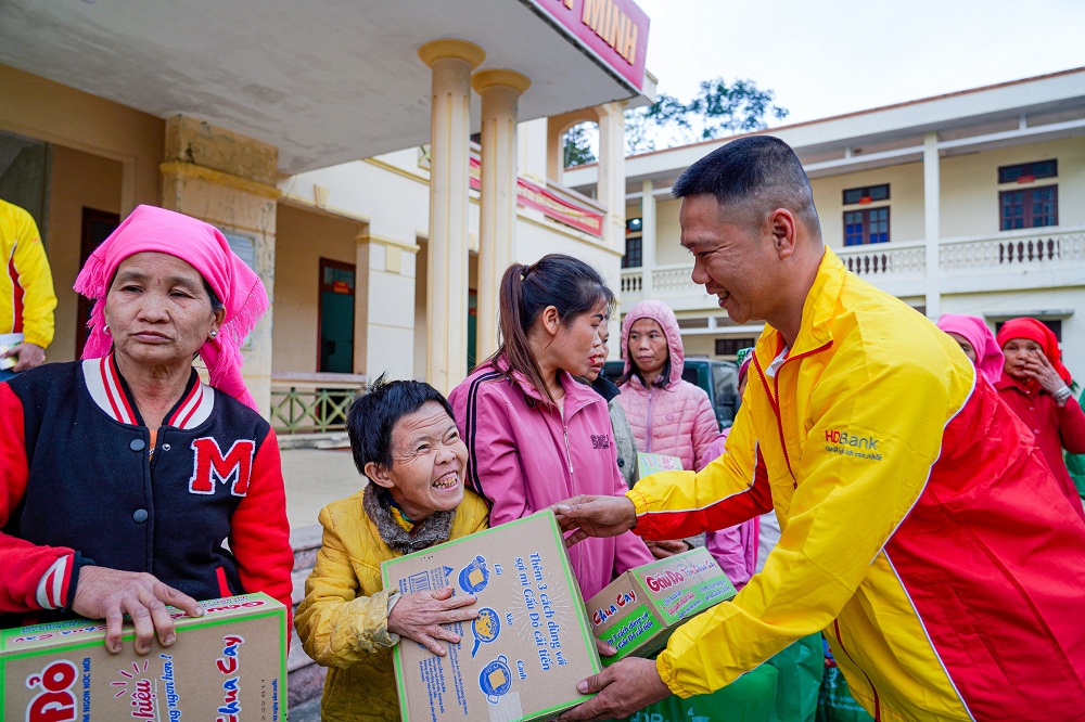 HDBank trao quà tết cho bà con đồng bào huyện Đà Bắc - Ảnh: HDBank