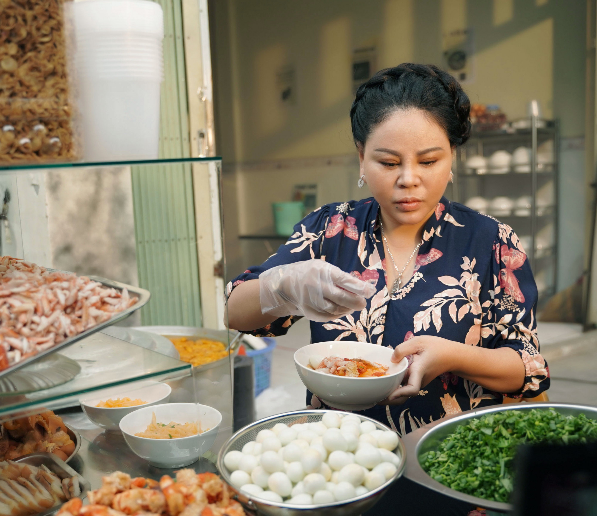 Nghệ sĩ Lê Giang đóng vai bà Nữ, người phụ nữ bán bánh canh cua trong phim