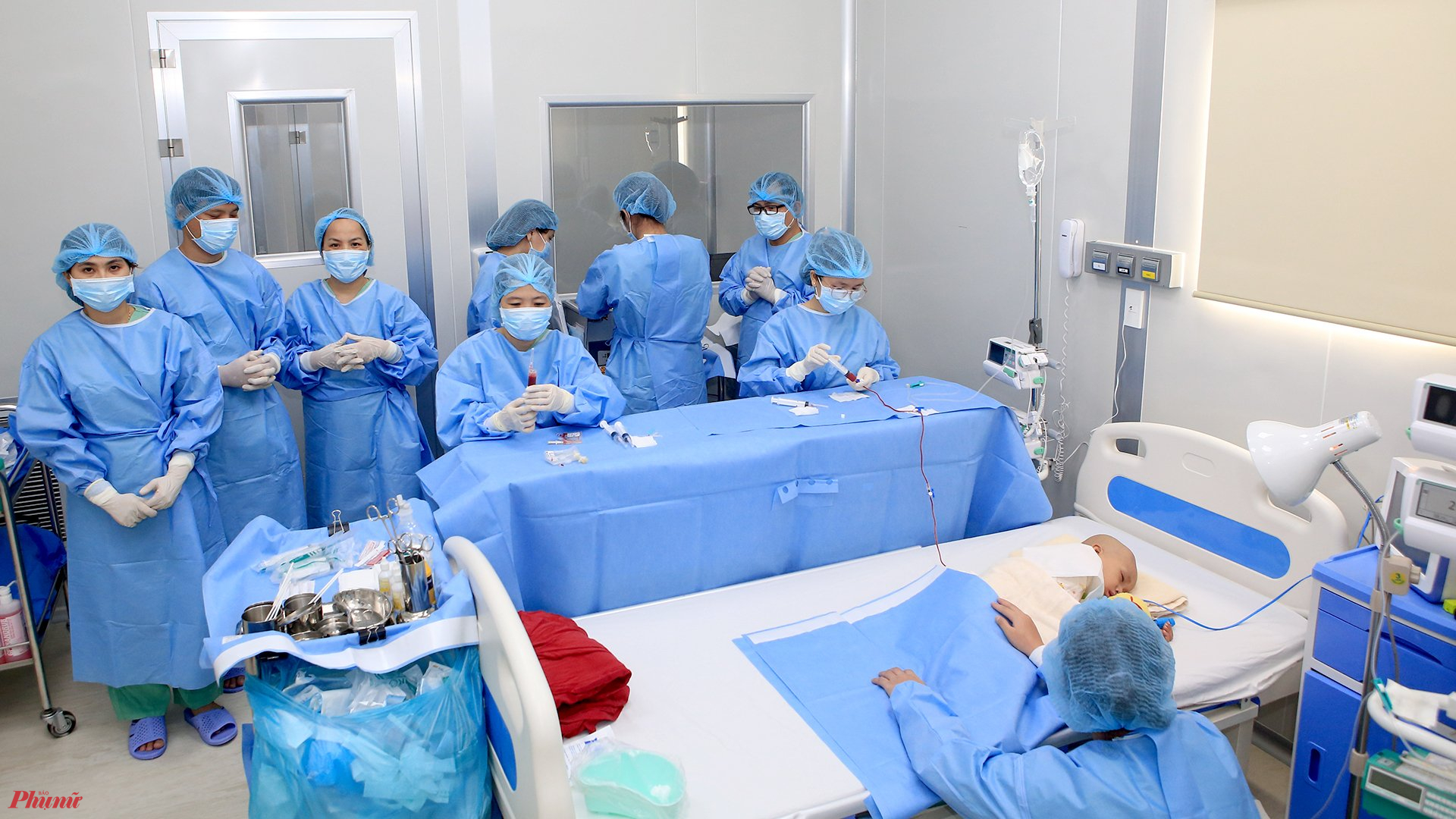 Ê kíp đội ngũ y bác sĩ Trung tâm Nhi khoa- Bệnh viện Trung ương Huế cùng tham gia ca phẫu thuật ghép tế bào gốc cứu sống bé