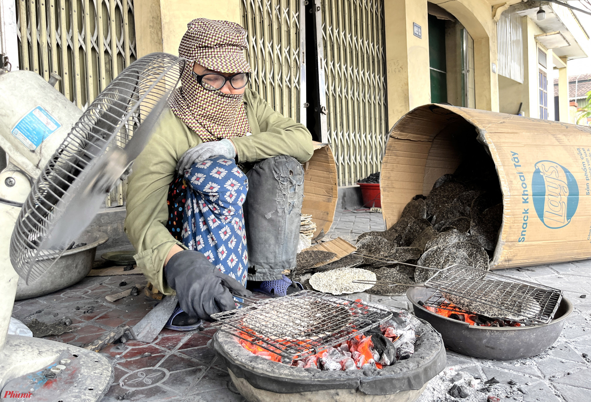 Bà Nguyễn Thị Vinh (52 tuổi) nói rằng, nướng bánh là công việc vất vả, nặng nhọc nhất trong các công đoạn làm bánh đa. Bất kể mùa hè nóng nực hay mùa đông buốt giá, thợ nướng bánh bao giờ cũng nhễ nhại mồ hôi do tiếp xúc quá gần với bếp than đỏ rực. 