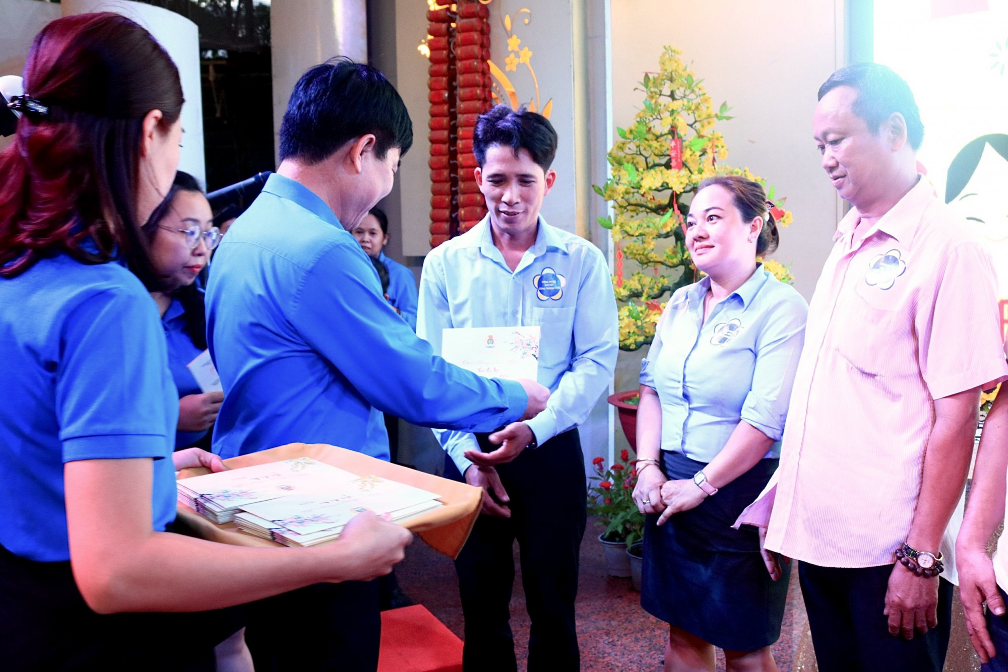 Ông Phạm Chí Tâm - Phó Chủ tịch Liên đoàn Lao động TPHCM – tặng quà cho các gia đình công nhân
