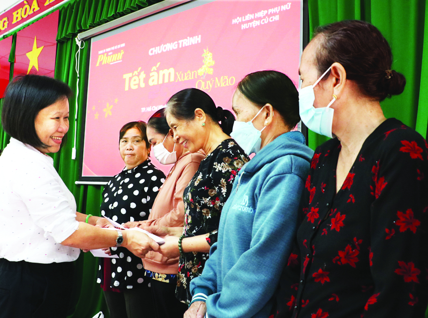 Bà Tạ Thị Nam Hồng - Phó tổng biên tập Báo Phụ nữ TPHCM - trao quà cho phụ nữ khó khăn của huyện Củ Chi