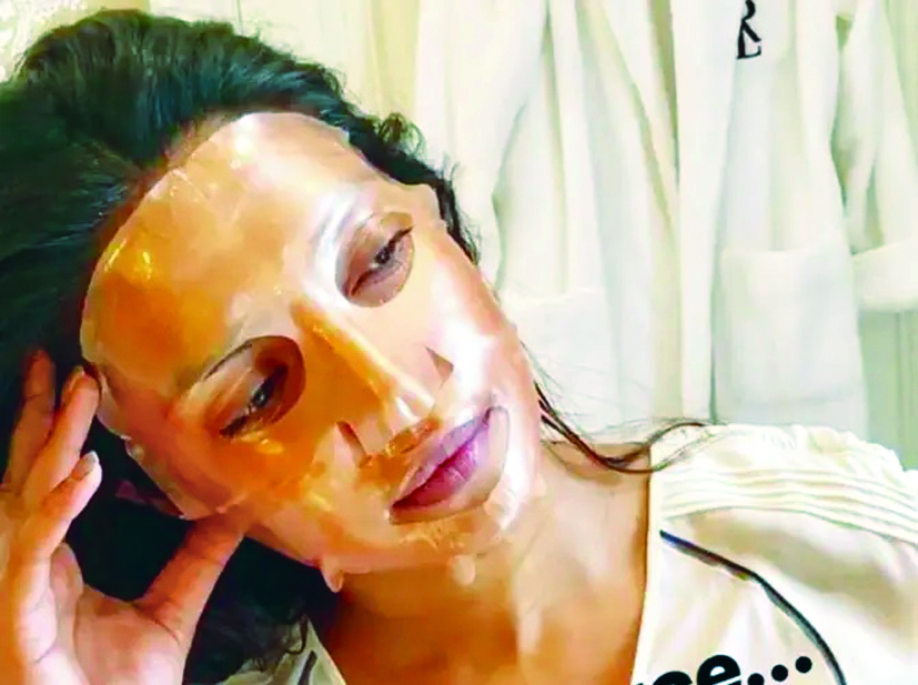Priyanka Chopra chia sẻ một bức ảnh với mặt nạ dưỡng da được bác sĩ phẫu thuật thẩm mỹ Yannis Alexandrides tạo ra