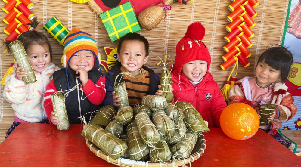 Các bé Trường mầm non Họa Mi (huyện Mù Cang Chải, tỉnh Yên Bái) rạng ngời bên quà tết được gửi từ dưới xuôi lên