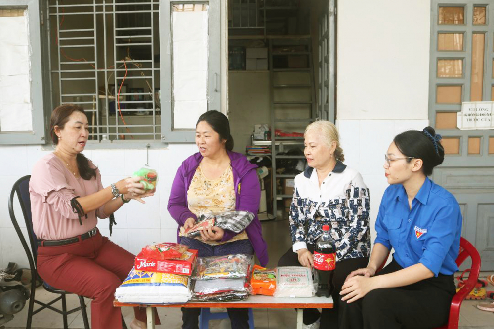 Chị Thu Linh (thứ hai từ trái qua) xúc động trước sự chăm lo ân cần của Hội LHPN phường dành cho mẹ con mình