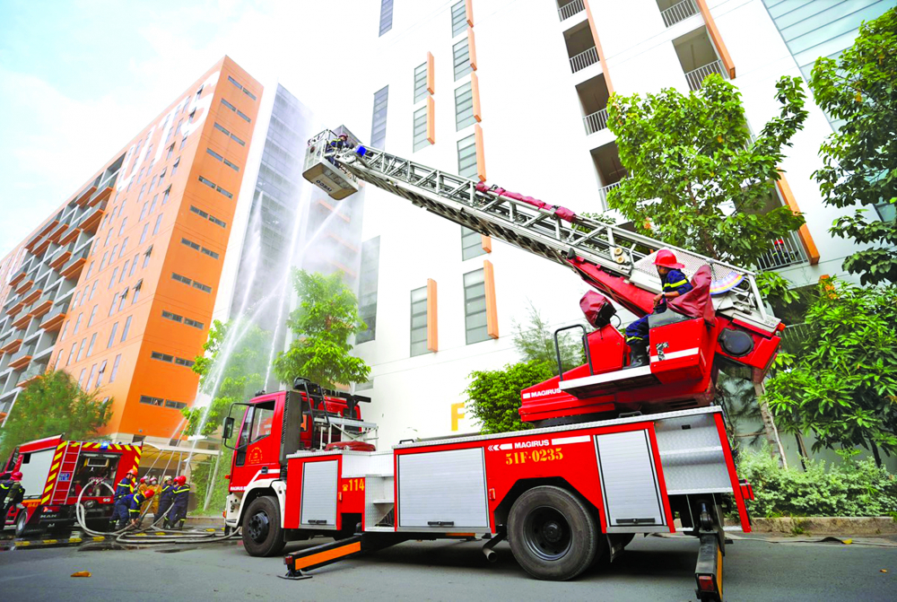 Công an quận Gò Vấp phối hợp cùng các đơn vị liên quan diễn tập xử lý tình huống cháy, nổ và cứu nạn ở Trường đại học Văn Lang (đường Dương Quảng Hàm, phường 5, TPHCM) ẢNH: CHÍ THẠCH