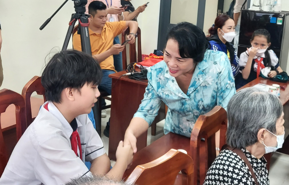 Chủ tịch Ủy ban MTTQ Việt Nam TPHCM Trần Kim Yến hỏi thăm tình hình học tập của các 