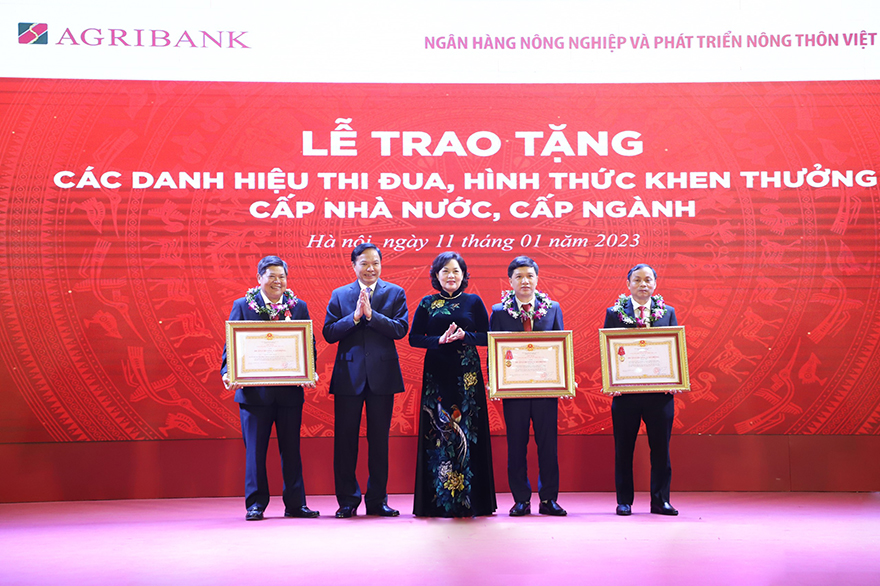 Bà Nguyễn Thị Hồng - Ủy viên Ban chấp hành Trung ương Đảng, Bí thư Ban cán sự Đảng, Thống đốc Ngân hàng Nhà nước Việt Nam trao tặng các danh hiệu thi đua cấp Nhà nước, cấp Ngành  - Ảnh: Agribank cung cấp
