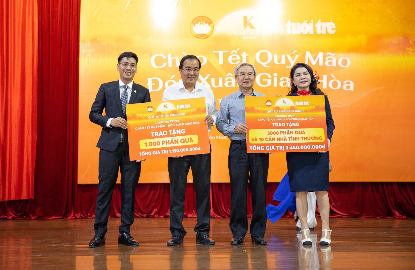 Kim Oanh Group trao tặng 3.000 phần quà và 10 căn nhà tình thương cho đại diện Ủy ban MTTQ Việt Nam tỉnh Đồng Nai nhân dịp xuân Quý Mão - Ảnh: Kim Oanh Group