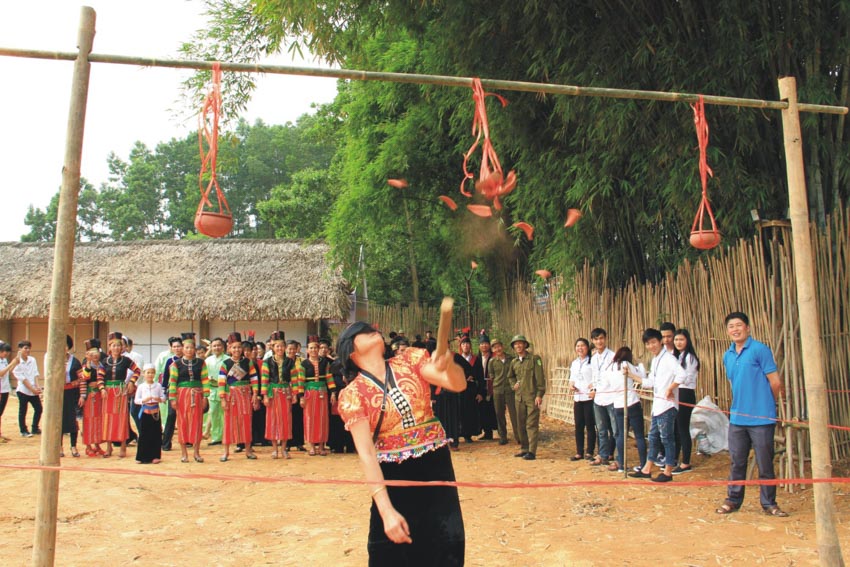 Đập niêu đất là trò chơi dân gian ngày tết không quá khó và thu hút đông người tham gia - Ảnh: Internet