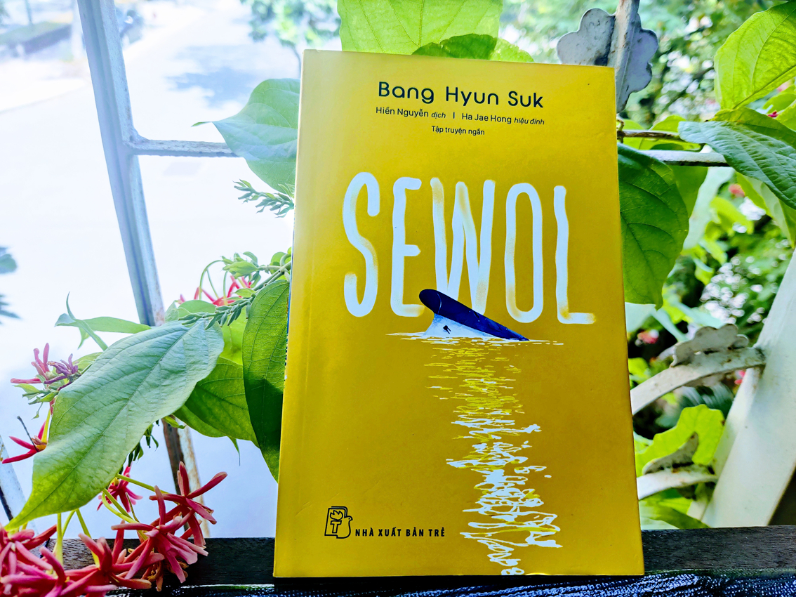 Sewol là tác phẩm mới nhất của nhà văn Bang Hyun Suk. Trước đó, ông từng có Sao mọc ở Hà Nội, Thời gian ăn tôm hùm viết về Việt Nam