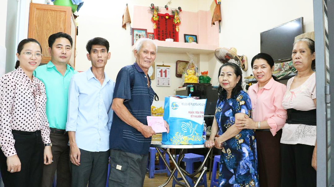 Hội LHPN TPHCM trao quà tết cho gia đình ông Dần
