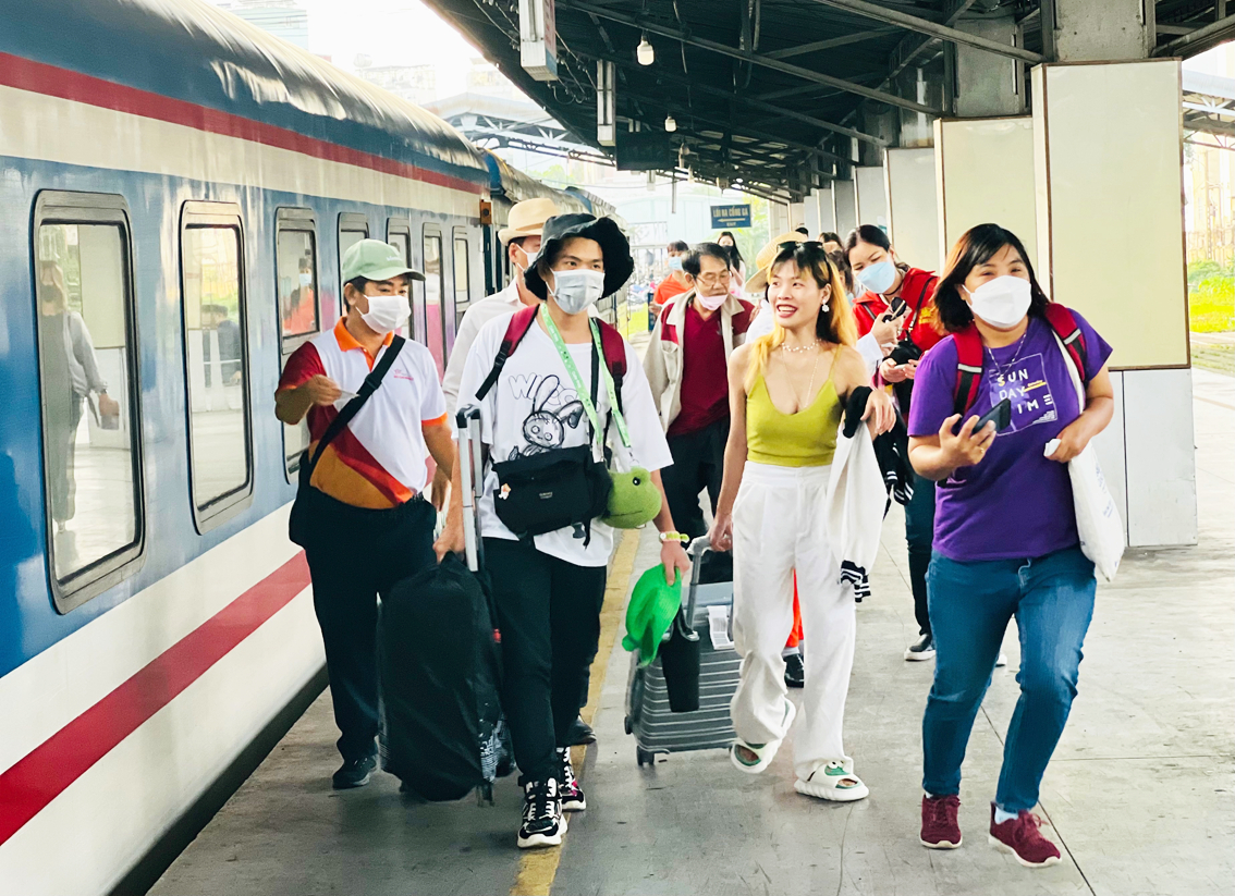 Năm nay, lượng khách đi tàu hỏa tăng mạnh (ảnh chụp ở ga Sài Gòn) - ẢNH: QUỐC THÁI