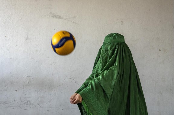 Mushwanay, phát ngôn viên của Tổ chức Thể thao và Ủy ban Olympic Quốc gia của Taliban, cho biết các nhà chức trách đang tìm cách khởi động lại các môn thể thao dành cho phụ nữ bằng cách xây dựng các địa điểm thể thao riêng biệt. Nhưng anh ấy không đưa ra khung thời gian và nói rằng cần có tiền để làm như vậy. Chính quyền Taliban đã nhiều lần đưa ra những lời hứa tương tự cho phép các bé gái từ lớp 7 trở lên trở lại trường nhưng vẫn chưa thực hiện.